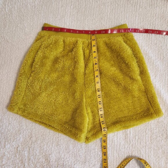 NWT Chartreuse Ugg Camilia Sherpa Shorts Medium - Picture 14 of 14